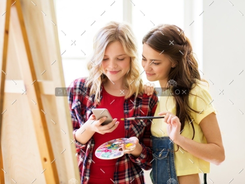 demo-attachment-14-artists-with-smartphone-at-art-studio-or-school-PXJXH3V1